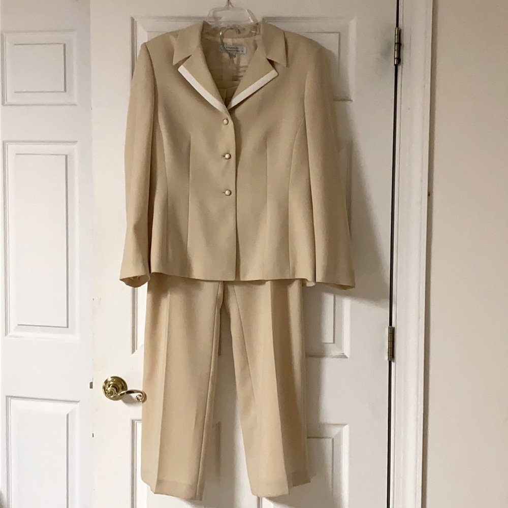Tahari size 14 2 piece blazer pant suit beige cream